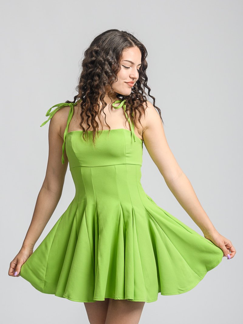 Къса рокля с тънки презрамки разкроена Dimodus Зелена