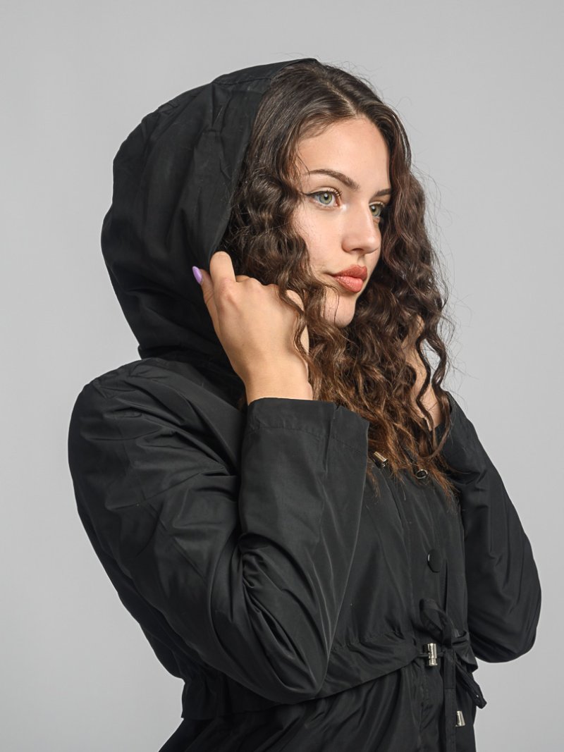 Дамски шлифер с качулка и връзки на талията Черен