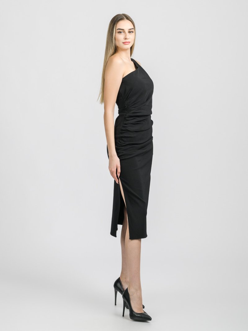 Дамска дълга ластична рокля с една презрамка и набор Черна